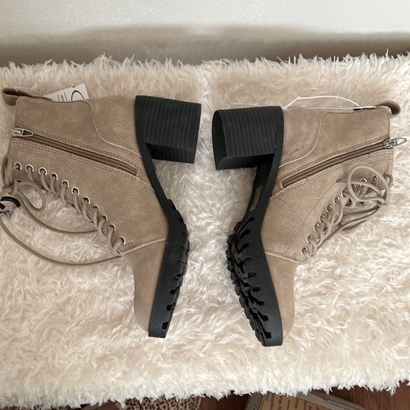 New!! Dolce Vita Nigel Tan Suede Lace Up Side Lug Sole Zip Ankle Boots Sz 8 - Picture 8 of 10